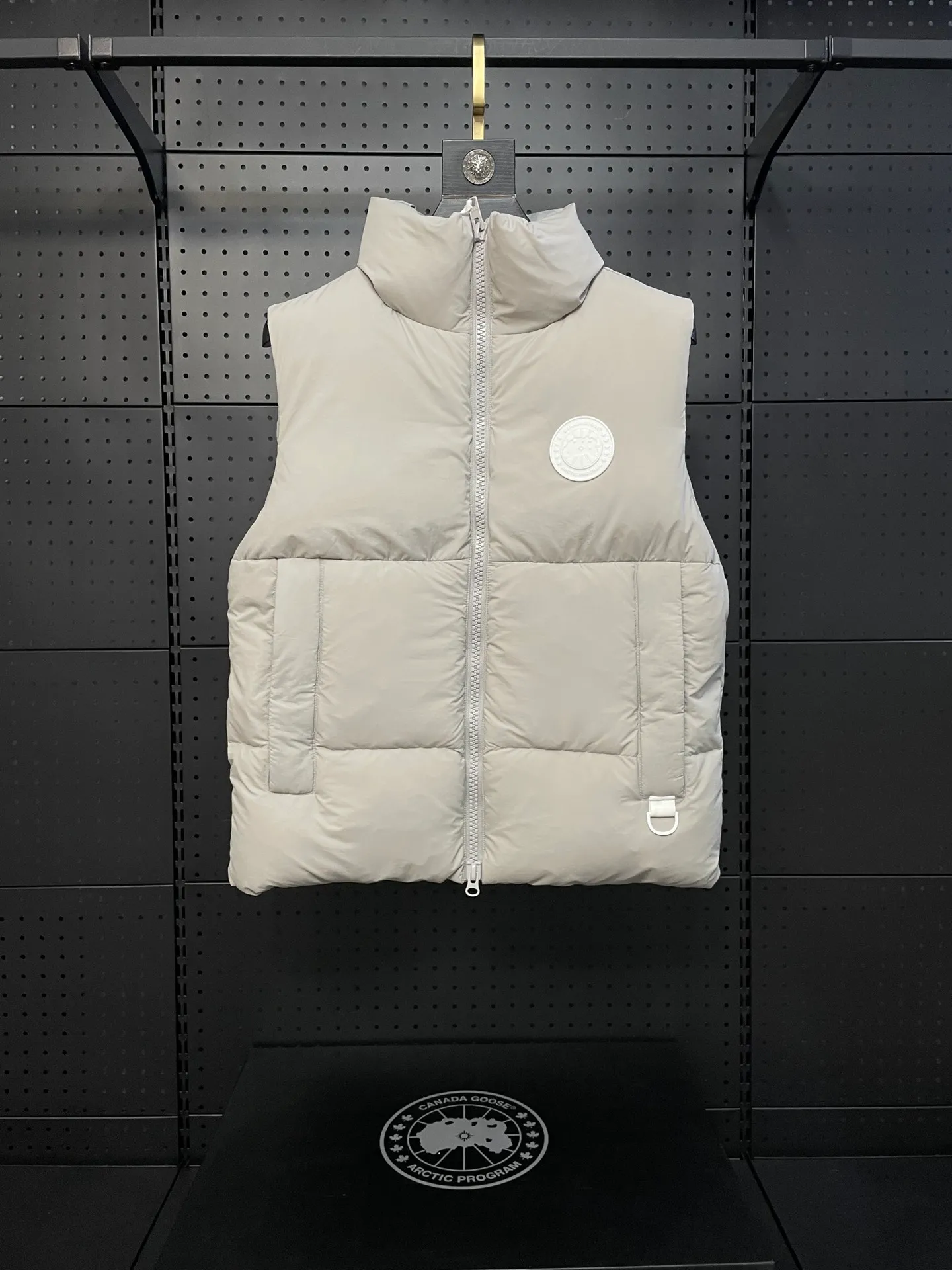 P500 Style No.: Y108 Moonlight Lime Top quality pure white label capsule vest for couples Design concept: New limited edition white label vest, same style for men and women, 625 fill power white goose down filling, the fabric has a satin feel. Suitable for wearing in spring and autumn in various cities, this round neck design is classic and versatile, and has good thermal insulation effect! Fabric + Features: Fabric: 85% polyester, 15% cotton, windproof and waterproof Lining: 100% polyester, windproof and waterproof Filling: 80% pure white duck down, 20% pure white feather Fill power: 625 Care instructions: Dry clean Pockets: Straight insert + diagonal insert Pocket Zipper: Genuine ykk two-way entrance zipper tei temperature and feeling index 1: lightweight minus 5 degrees to 5 degrees. Technology: The fabric is made of cordura polyamide fabric, which is a new functional fabric and a leading technology product. The durability is 2 times higher than ordinary nylon fabric. Wear resistance, strong tear resistance, good hand feel and good color.   The liner is filled with imported 625 fill power 80 white duck down, and the liner is reinforced with anti-runaway velvet liner. The fly on the front center fly is designed with snap buttons to prevent ventilation and rain. Whether it is hiking, urban walking or polar exploration, this style can help you find the Canada Goose vest that suits your body, activities and lifestyle. Size: XS-XL
